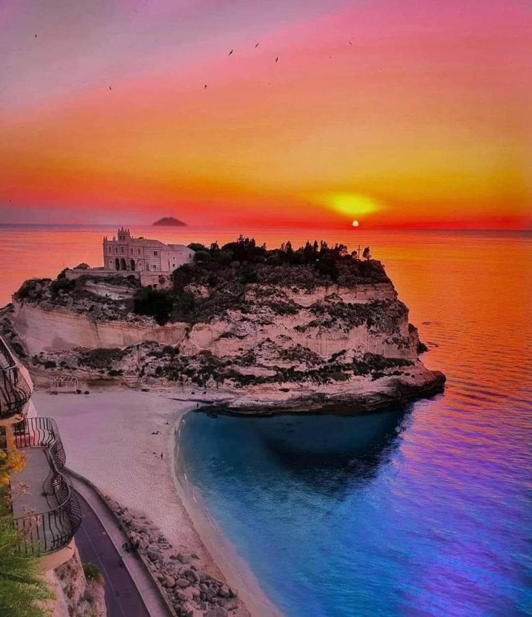 The Queen Tropea Exterior photo
